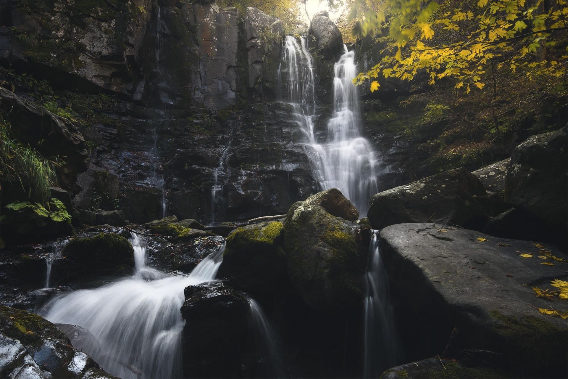 Cascate e rusciello nella roccia