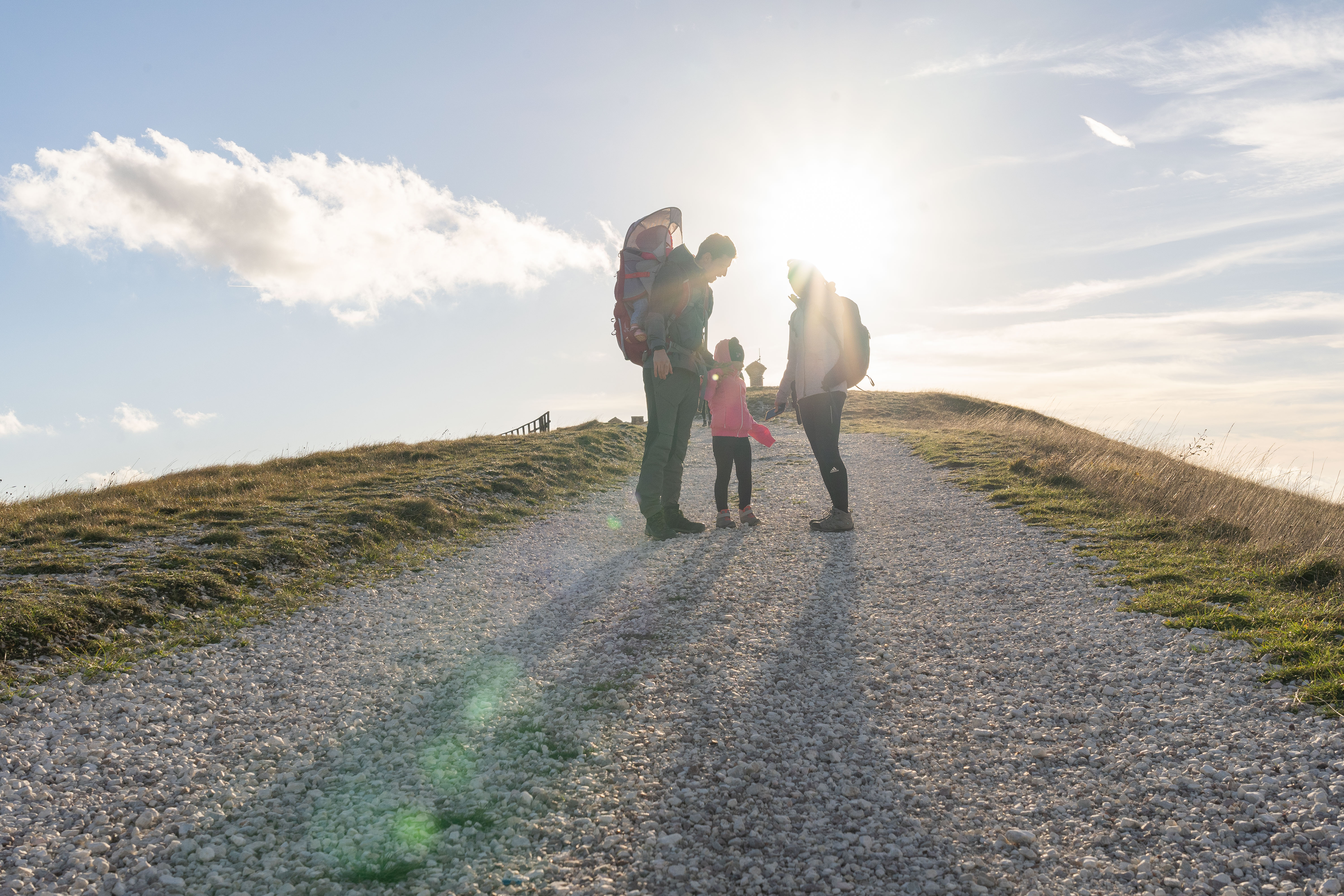 Genitori e figlia a passeggio nel sentiero