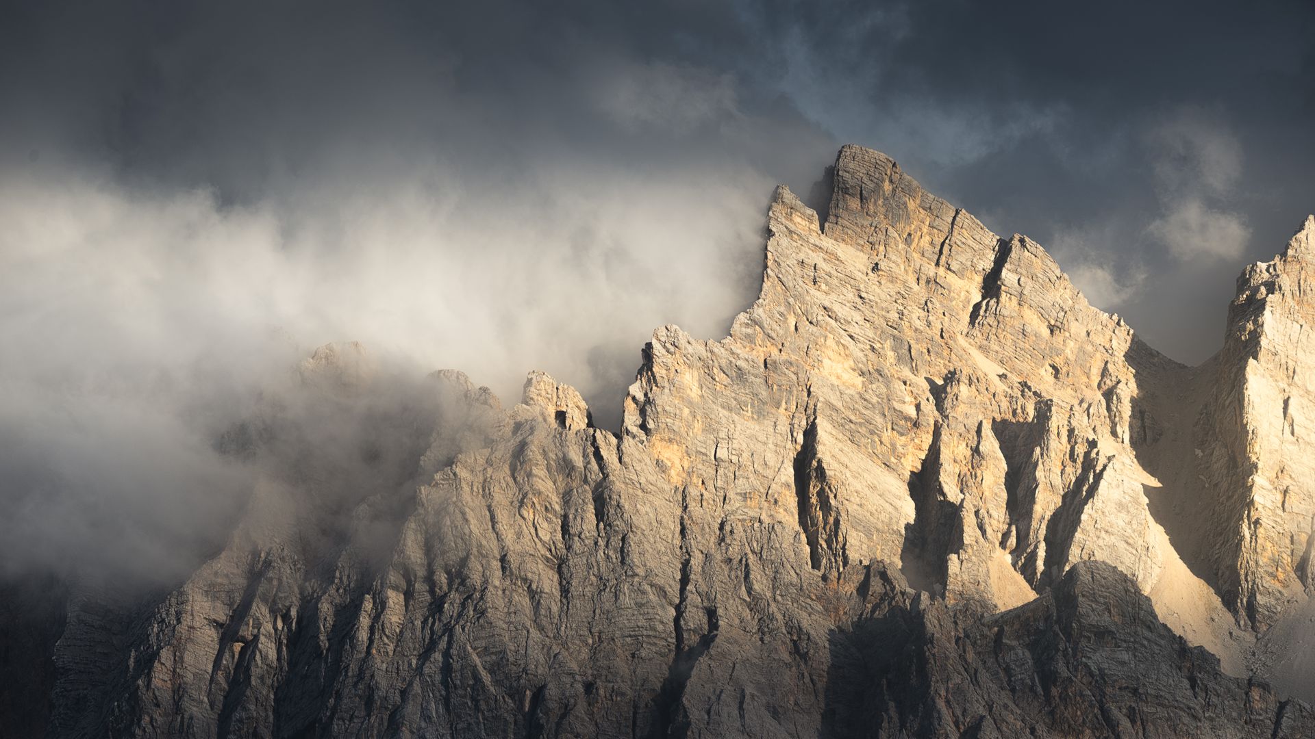 Crinale della montagna all'alba