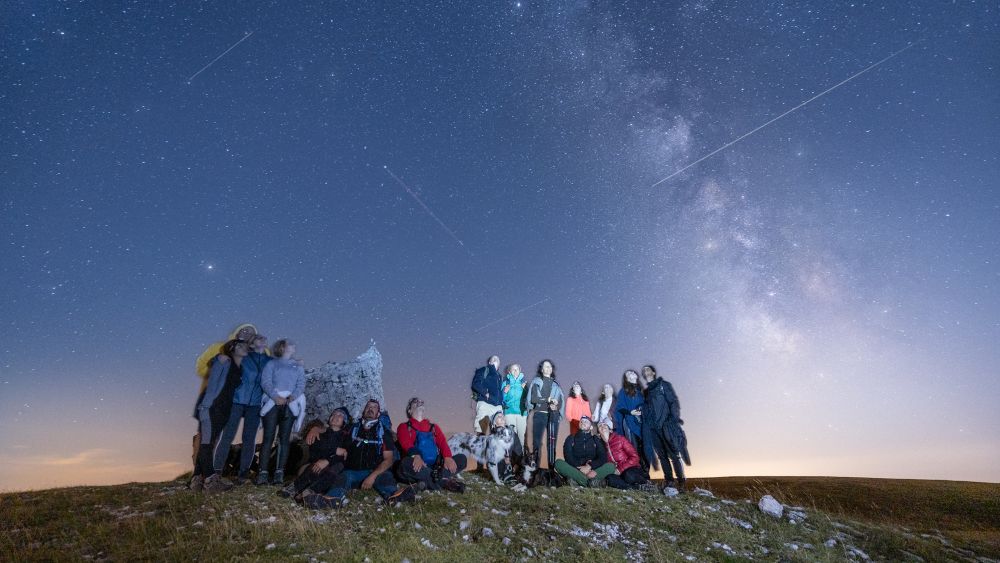 gruppo escursionistico sotto la notte stellata