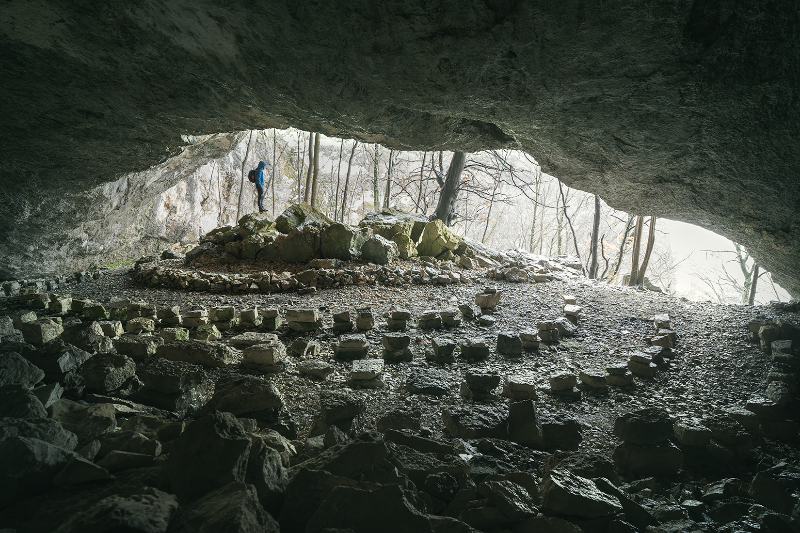 Uscita di una grotta al mattino