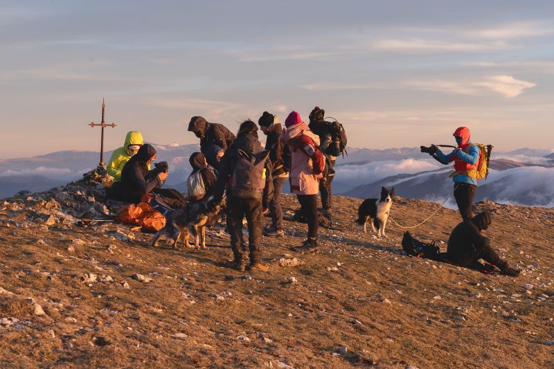 Gruppo escursionistico nella vetta del Monte