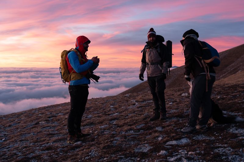 Gruppo escursionistico nella vetta del Monte al tramonto