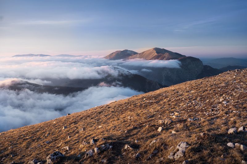 Tramonto sulla vetta del Monte con paesaggio nuvoloso